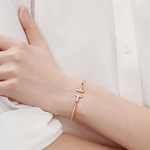 ティファニー Tブレスレット 偽物【Tiffany&Co.】大人気☆Mother-of-pearl Wire Bracelet 18K GOLD