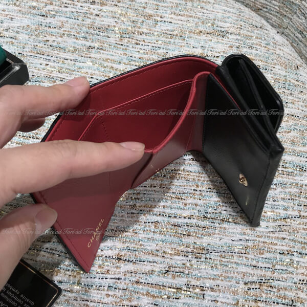 シャネル 財布 パロディ★マトラッセ CCロゴ 三つ折り ウォレットAP1789B03211