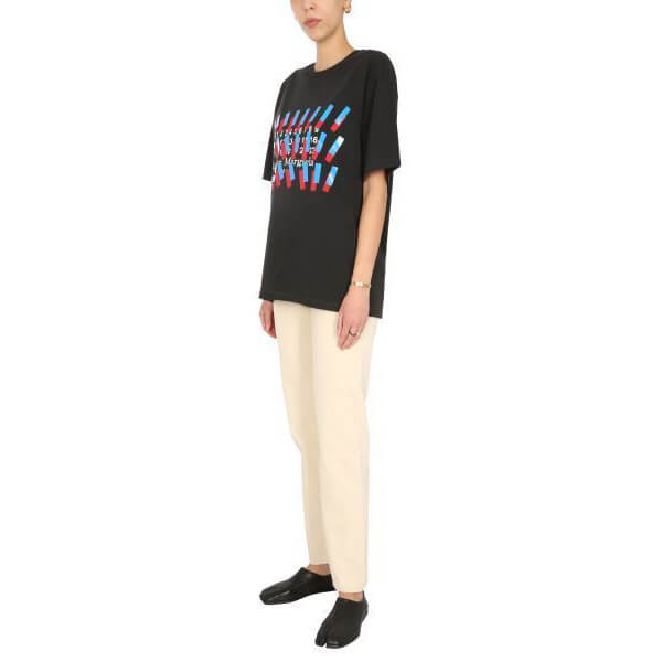 ☆メゾンマルジェラ Tシャツ 偽物☆マルジェラ トミーキャッシュ 偽物 テーププリントロゴTシャツ