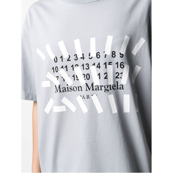 ☆メゾンマルジェラ Tシャツ 偽物☆マルジェラ トミーキャッシュ 偽物 テーププリントロゴTシャツ