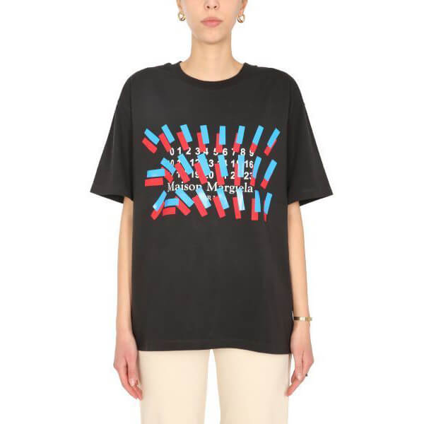 ☆メゾンマルジェラ Tシャツ 偽物☆マルジェラ トミーキャッシュ 偽物 テーププリントロゴTシャツ