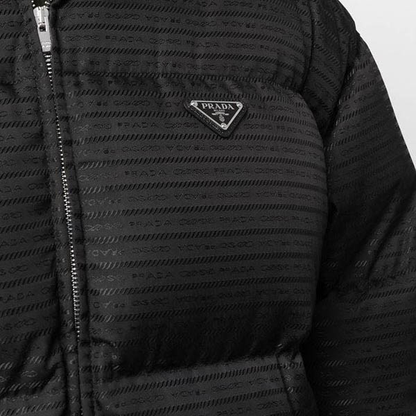 プラダ クロップド コピー ダウンジャケット RE-Nylon ロゴジャカードオーバーサイズダウン 完売人気☆上品