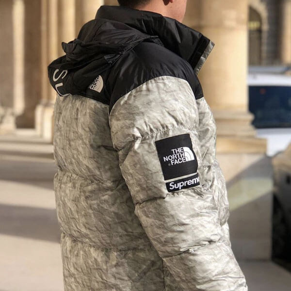 ペーパーヌプシ 偽物 シュプリーム ノースフェイス 偽物 The North Face Paper Print Nuptse Jacket 紙ヌプシ 欲しい超限定