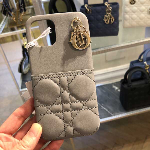ディオール スマホケース 偽物【入手困難】Lady ディオール iPhone 12 / 13 Pro用 スマホケース