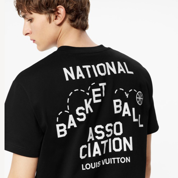 ルイヴィトン Tシャツ コピー バスケットボールコラボNBA ロゴTシャツ 半袖 黒 1A8X0V