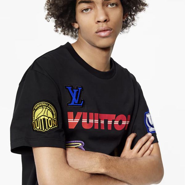 21AW ルイヴィトン nba tシャツ 偽物 コラボ 遊び心満載 マルチロゴ Tシャツ 1A8XEB