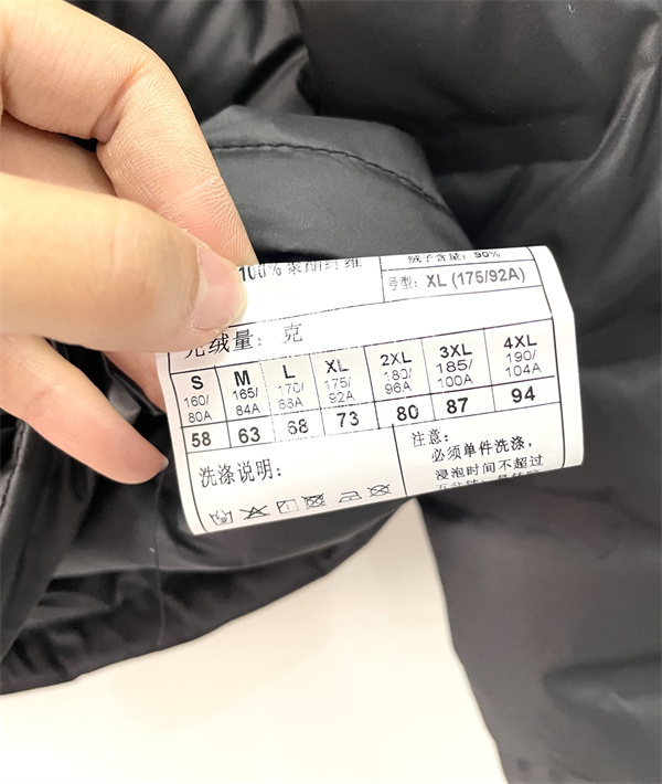 超軽量設計 高い保温力 STONE ISLAND ストーンアイランド コピー ダウン ジャケット ブラック