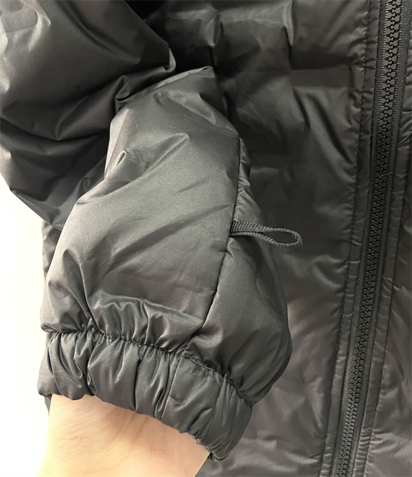 超軽量設計 高い保温力 STONE ISLAND ストーンアイランド コピー ダウン ジャケット ブラック