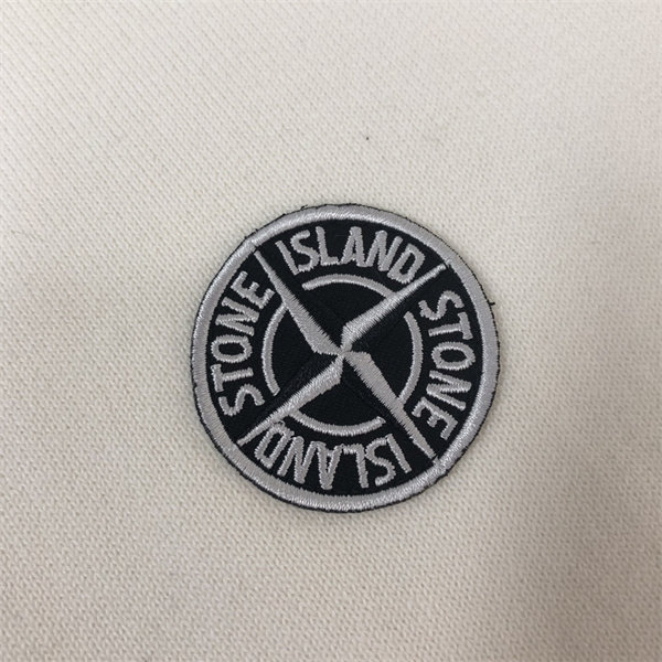  STONE ISLAND ストーンアイランド コピー 上質仕立て ミニマル表情 クルーネック ニット 定番モデル