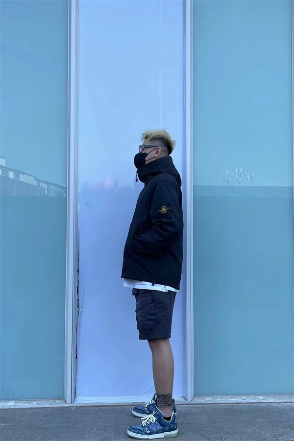 高機能 防寒中綿仕様 フーデッドデザイン 冬季対応 アウター ストーンアイランド コピー STONE ISLAND