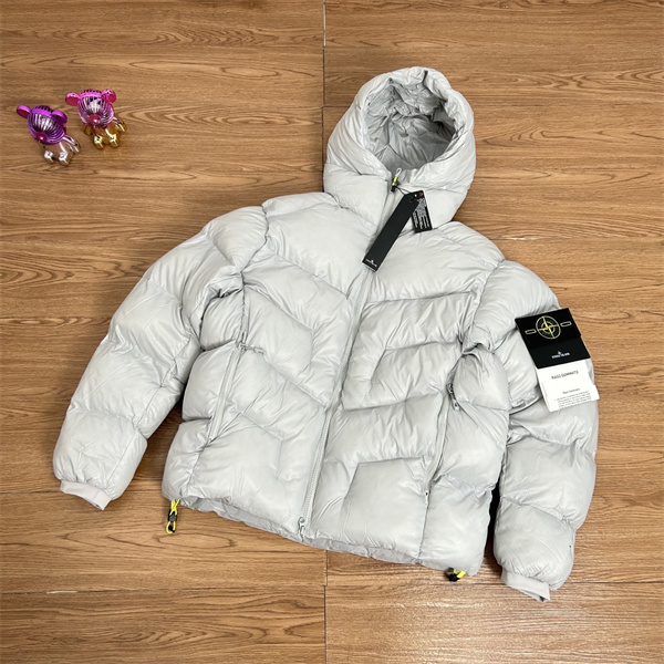 ストーンアイランド コピー STONE ISLAND 高保温 フーデッド構造 防寒重視 ダウンアウター