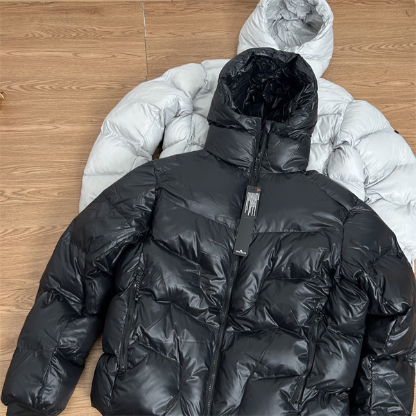 ストーンアイランド コピー STONE ISLAND 高保温 フーデッド構造 防寒重視 ダウンアウター