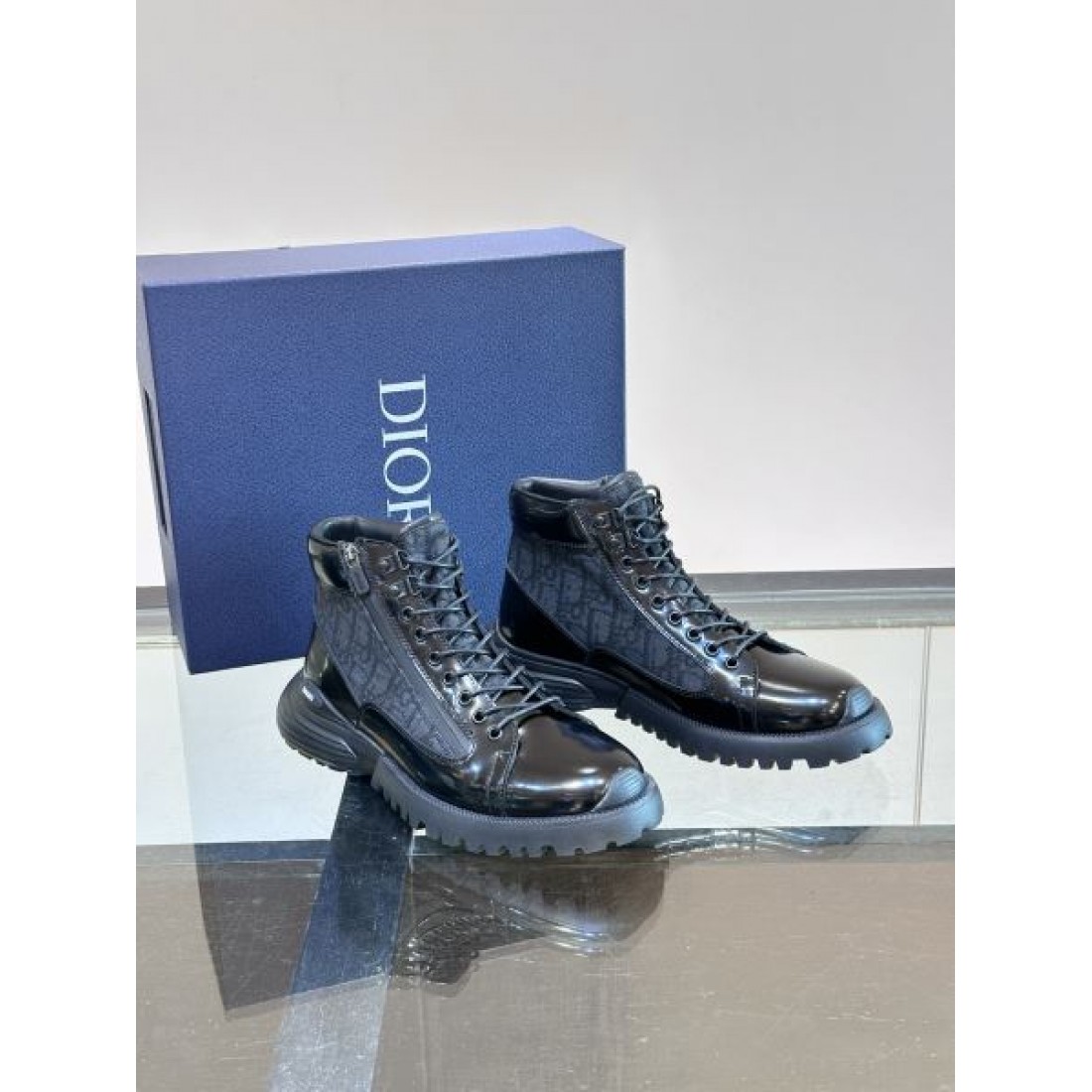 今注目のDIOR コピー カジュアルシューズ シンプルでエレガントな魅力