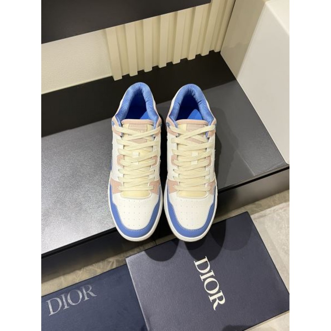 DIOR コピー カジュアルシューズ 女性らしさを引き立てるシンプルデザイン