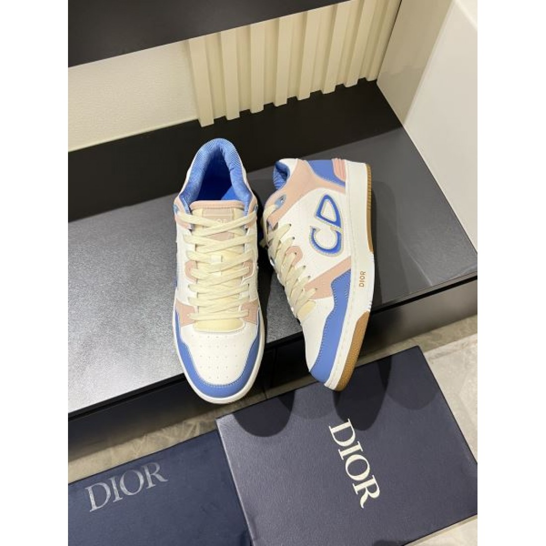 DIOR コピー カジュアルシューズ 女性らしさを引き立てるシンプルデザイン