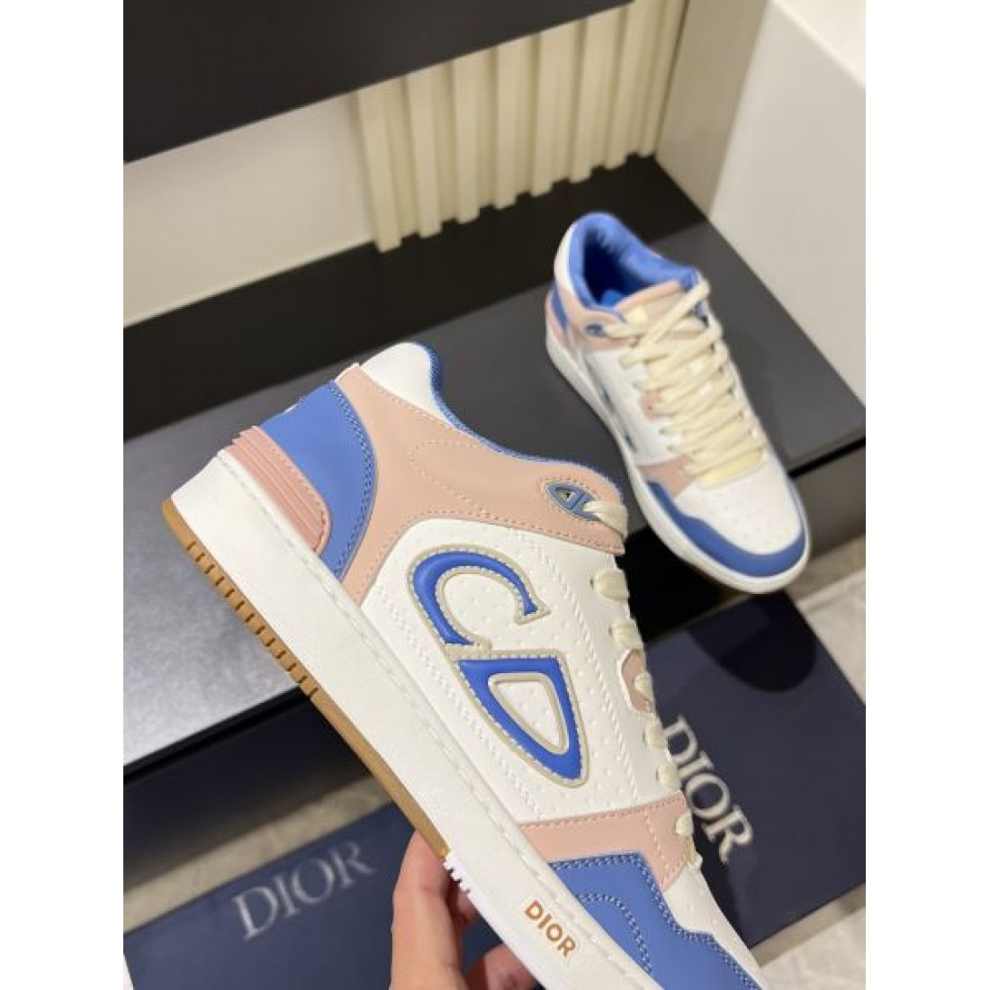 DIOR コピー カジュアルシューズ 女性らしさを引き立てるシンプルデザイン