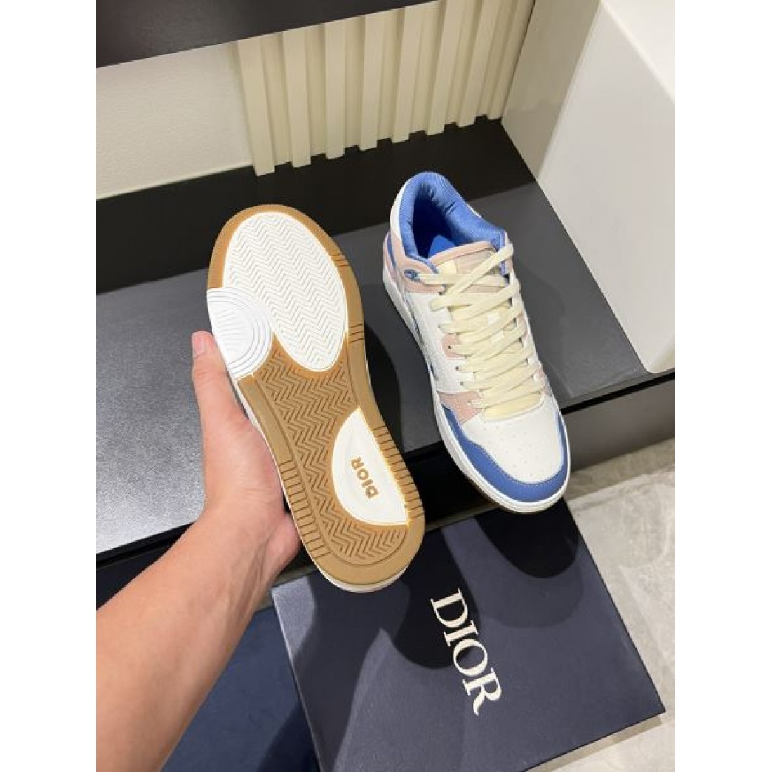 DIOR コピー カジュアルシューズ 女性らしさを引き立てるシンプルデザイン