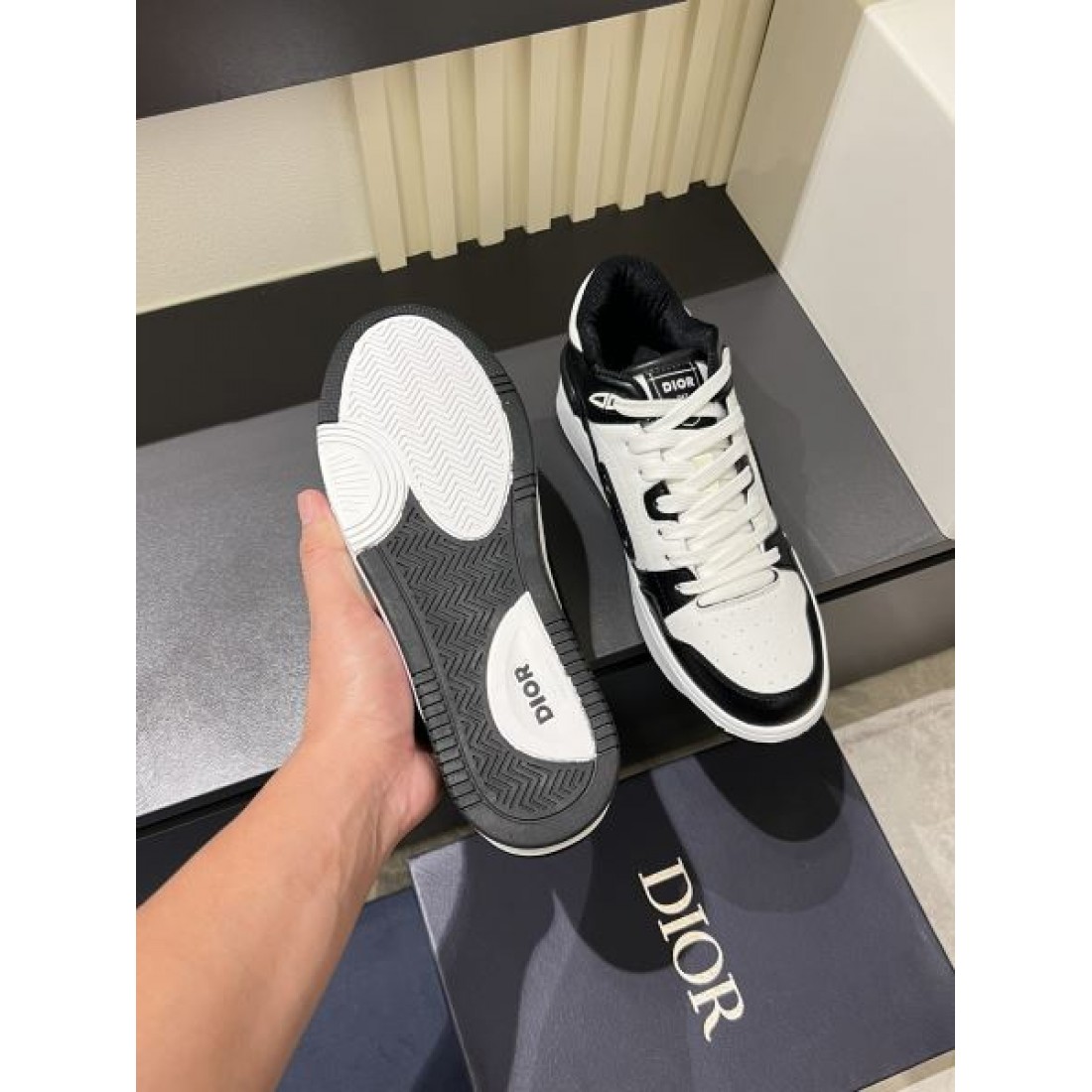 上質でモダンな印象DIOR コピー カジュアルシューズ スタイリッシュなデザイン