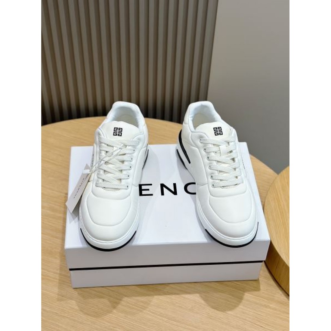 自分へのご褒美に GIVENCHY ジバンシィ コピー カジュアルシューズ ギフトにも最適
