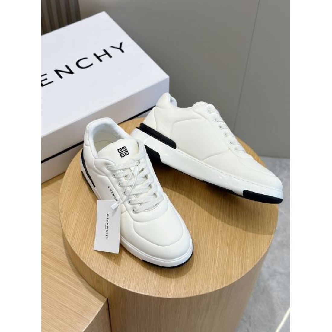 自分へのご褒美に GIVENCHY ジバンシィ コピー カジュアルシューズ ギフトにも最適