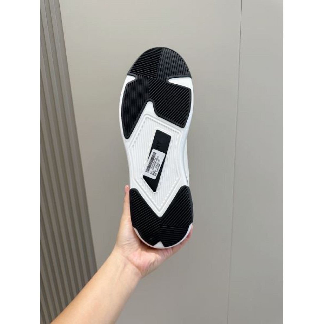 自分へのご褒美に GIVENCHY ジバンシィ コピー カジュアルシューズ ギフトにも最適