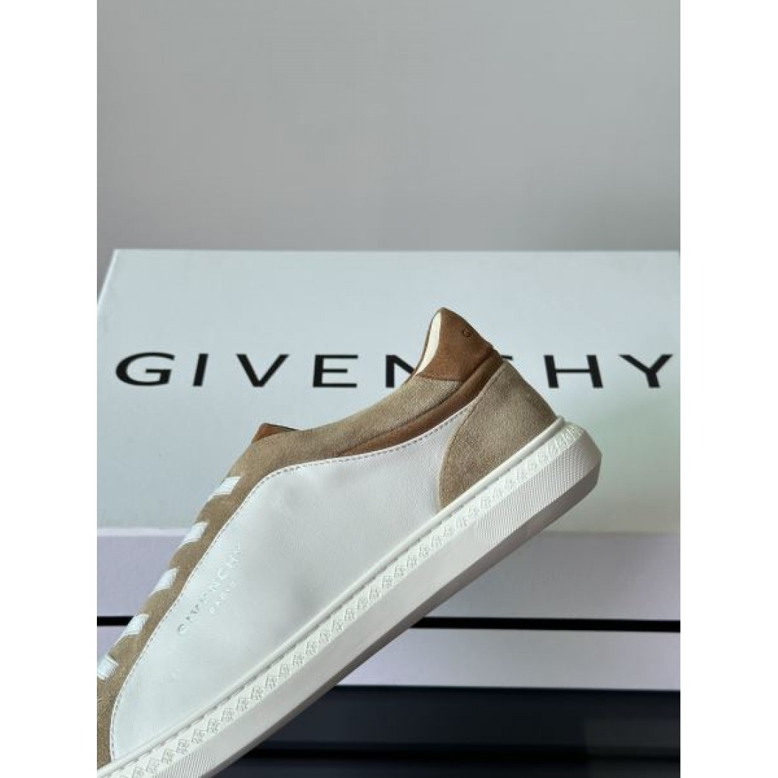 上品で印象的なジバンシィ コピー カジュアルシューズ GIVENCHY スタイリッシュな