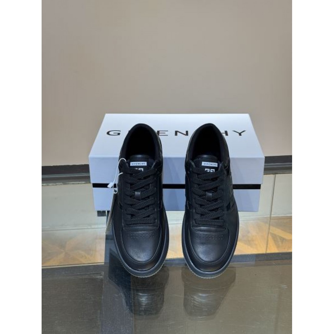 ジバンシィ コピー カジュアルシューズ GIVENCHY 洗練されたシルエットで快適な履き心地