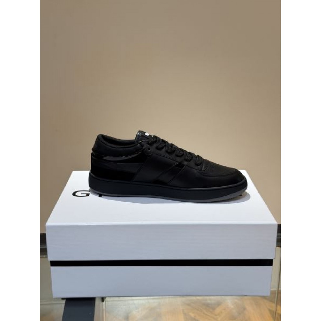 ジバンシィ コピー カジュアルシューズ GIVENCHY 洗練されたシルエットで快適な履き心地