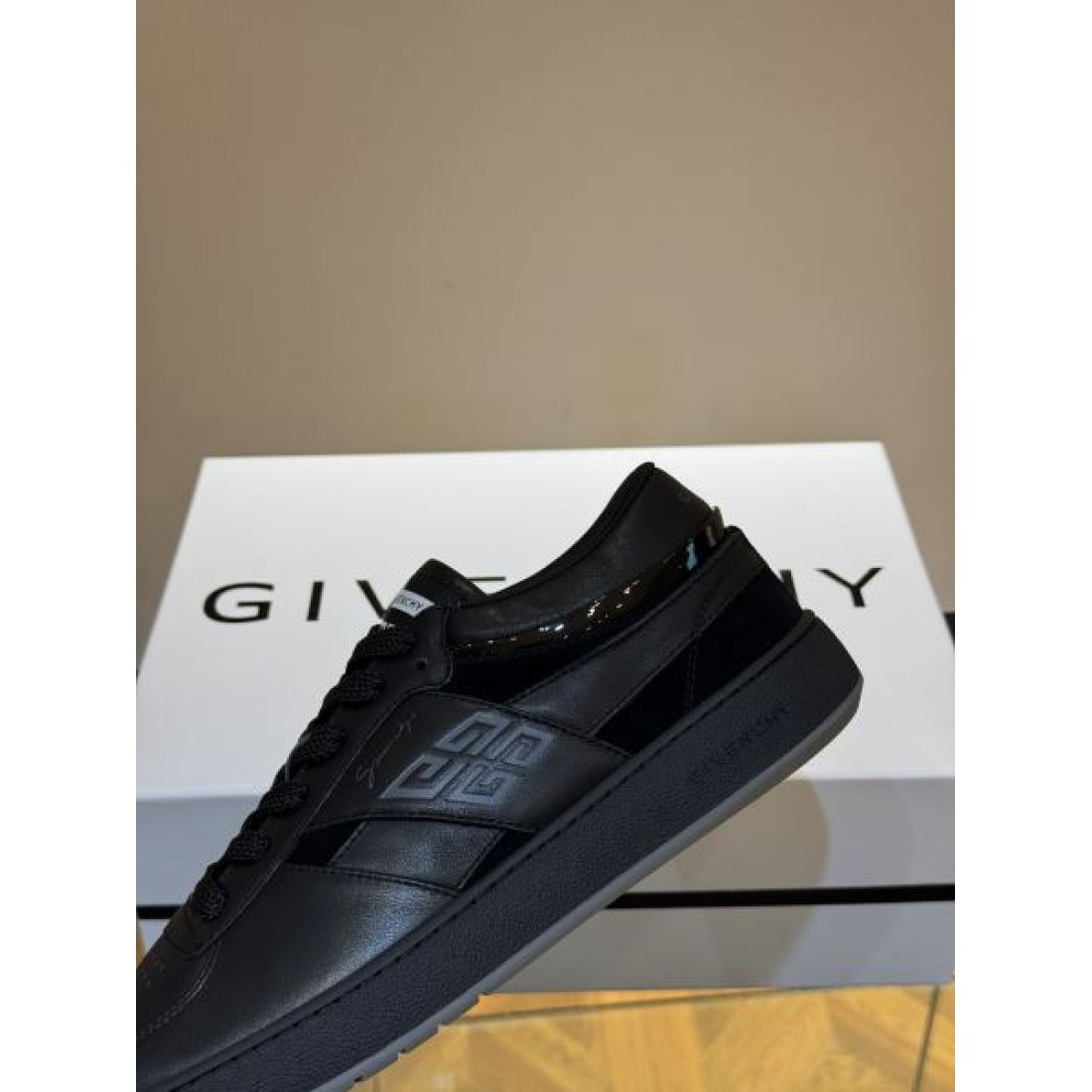 ジバンシィ コピー カジュアルシューズ GIVENCHY 洗練されたシルエットで快適な履き心地