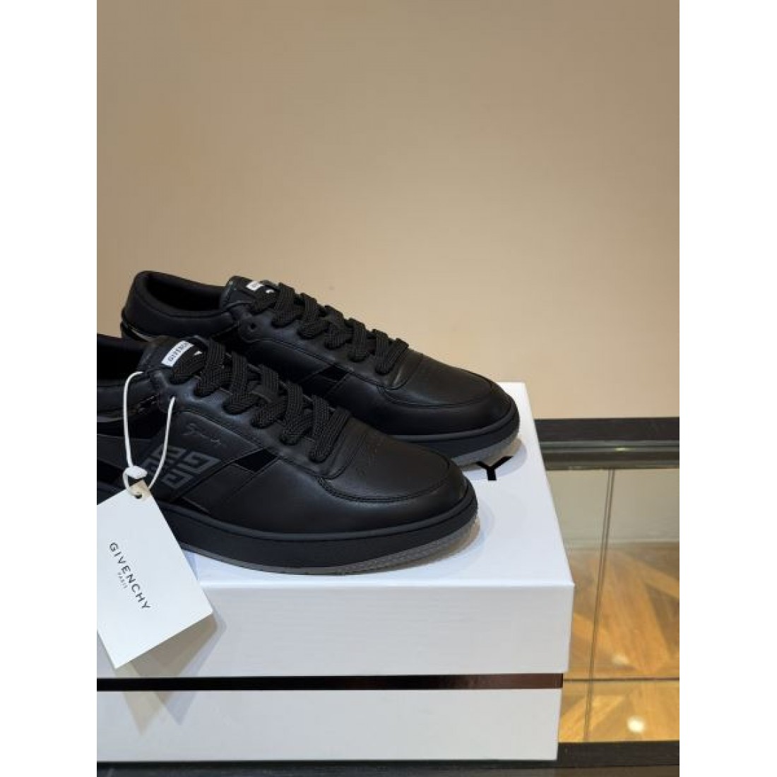 ジバンシィ コピー カジュアルシューズ GIVENCHY 洗練されたシルエットで快適な履き心地