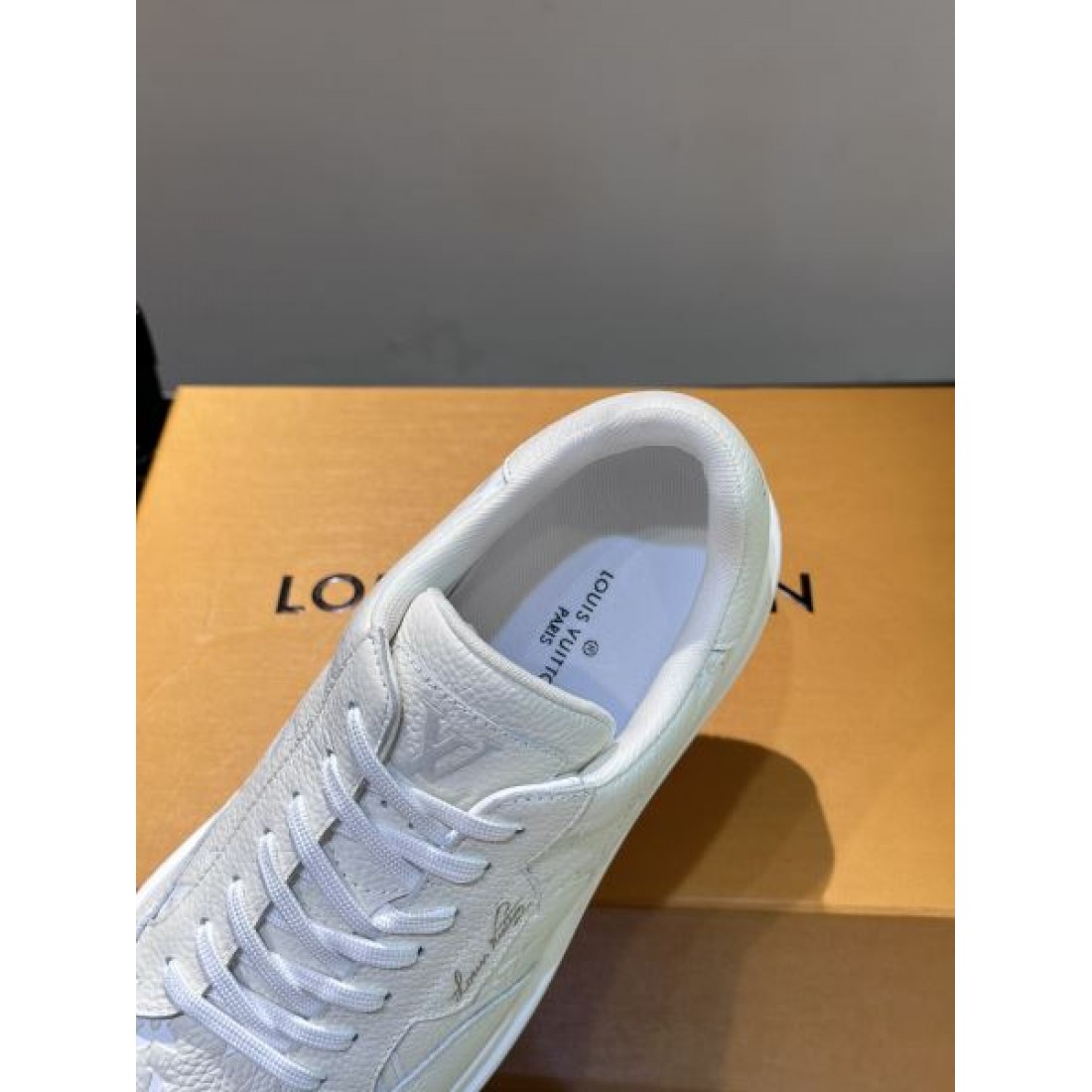 人気急上昇のLOUIS VUITTON ルイヴィトン コピー シューズ 軽快でモダンな履き心地