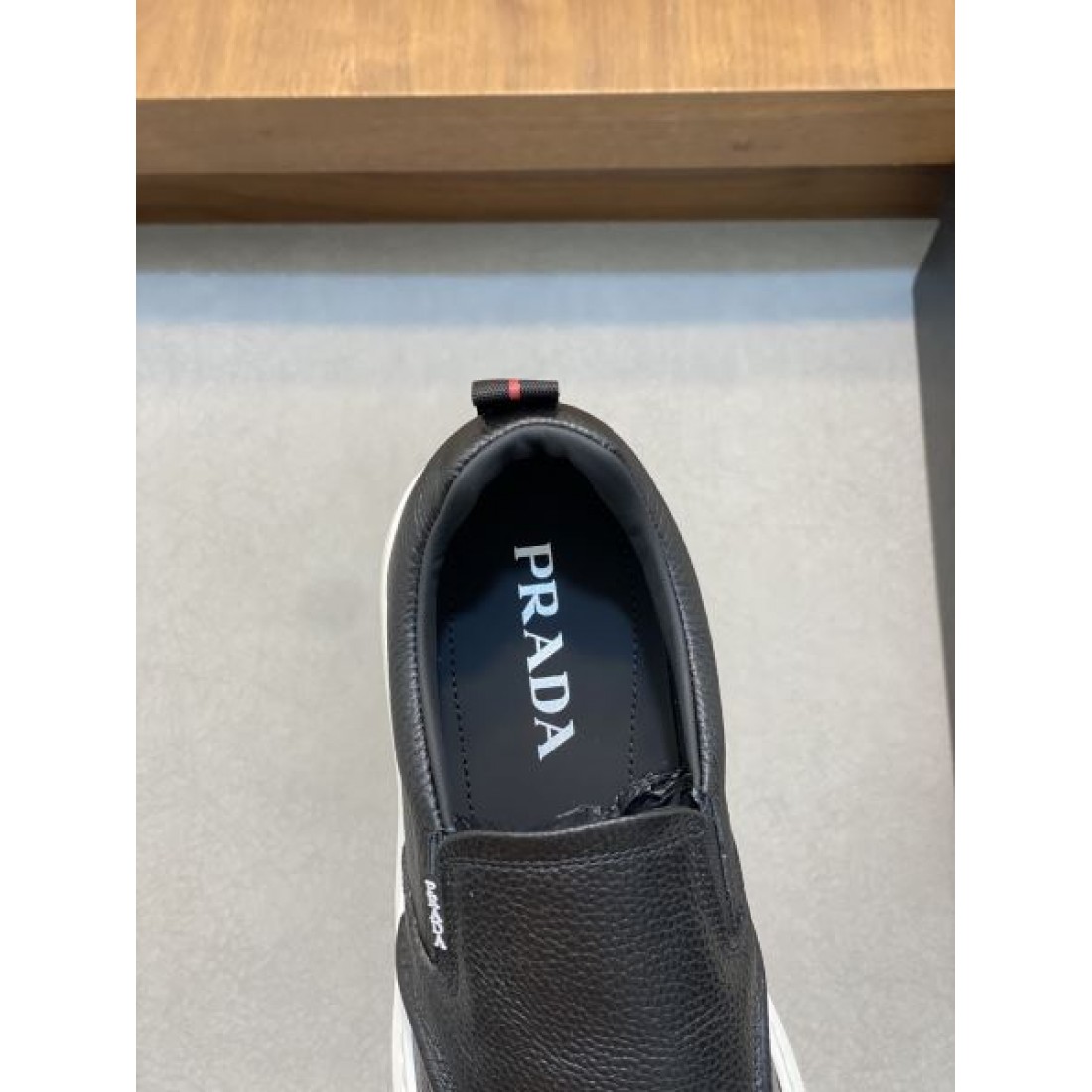 上質感漂うプラダ コピー シューズ PRADA モードでエレガントなデザインが魅力