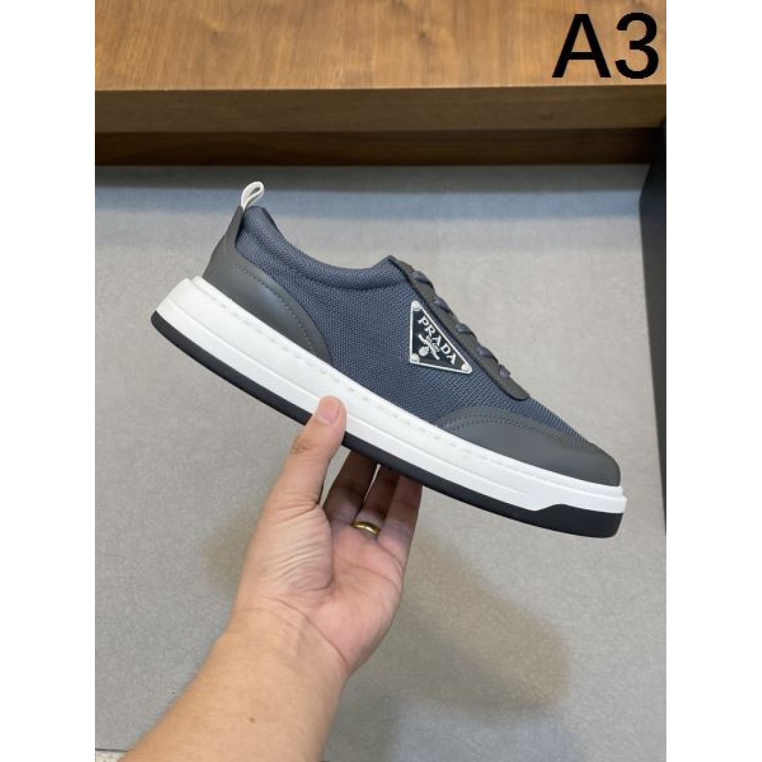 話題のPRADA プラダ コピー シューズ 軽快さと品格を両立したスタイル