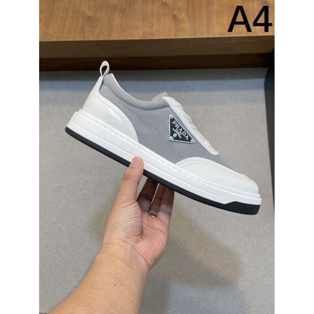 話題のPRADA プラダ コピー シューズ 軽快さと品格を両立したスタイル