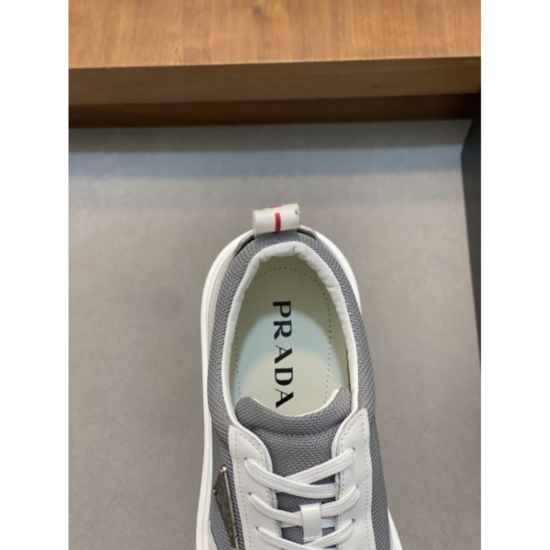 話題のPRADA プラダ コピー シューズ 軽快さと品格を両立したスタイル