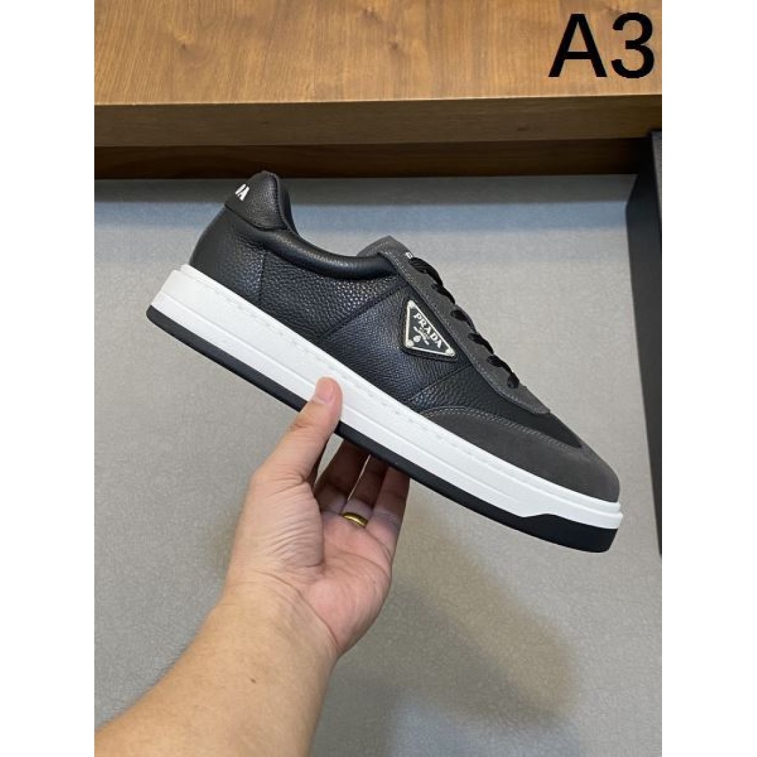 注目のPRADA プラダ コピー シューズ シャープで洗練されたデザイン
