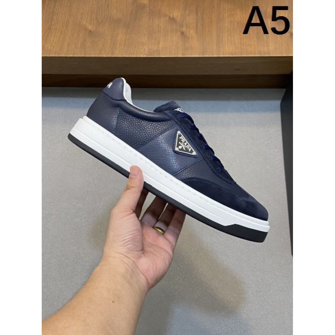 注目のPRADA プラダ コピー シューズ シャープで洗練されたデザイン