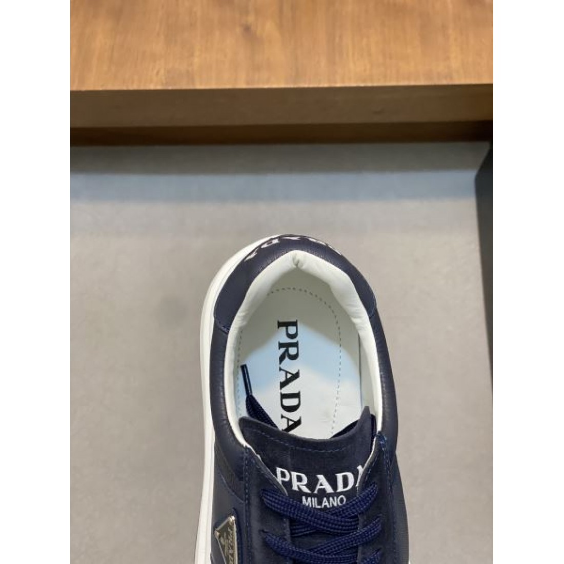 注目のPRADA プラダ コピー シューズ シャープで洗練されたデザイン