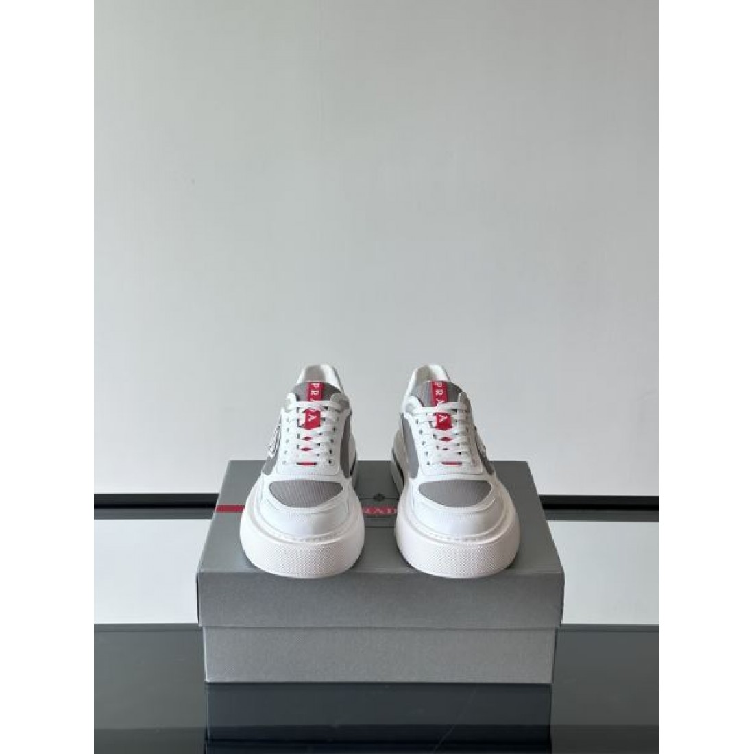 PRADAの魅力を詰め込んだプラダ コピー シューズ 上品で実用的な一足