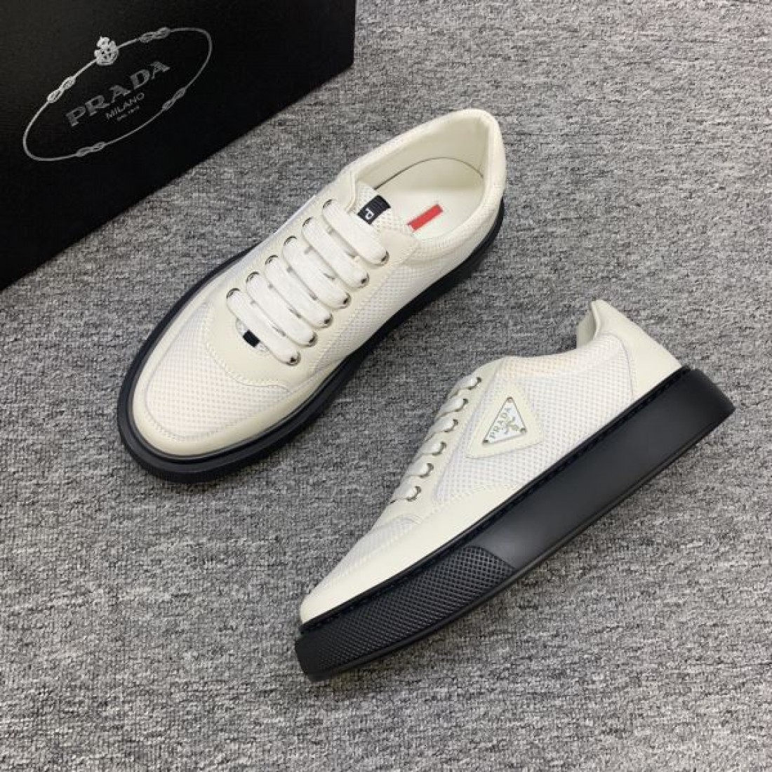  話題の一足 PRADA プラダ コピー シューズ 機能美あふれるスタイル