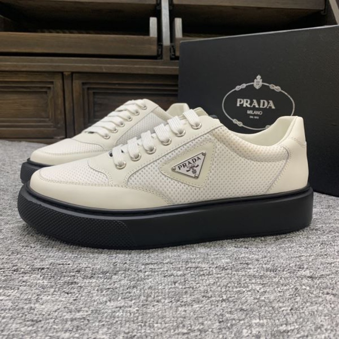  話題の一足 PRADA プラダ コピー シューズ 機能美あふれるスタイル