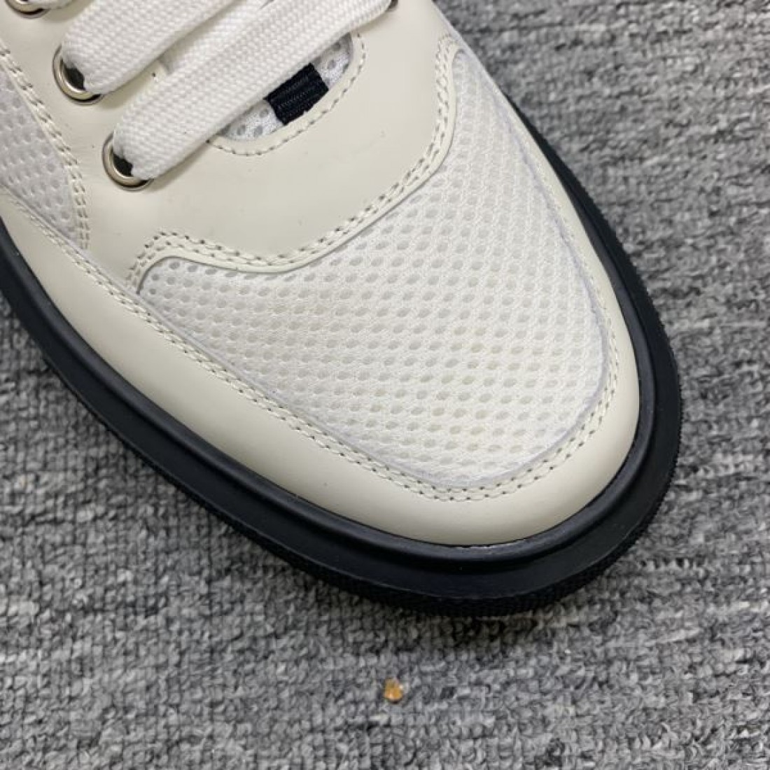  話題の一足 PRADA プラダ コピー シューズ 機能美あふれるスタイル