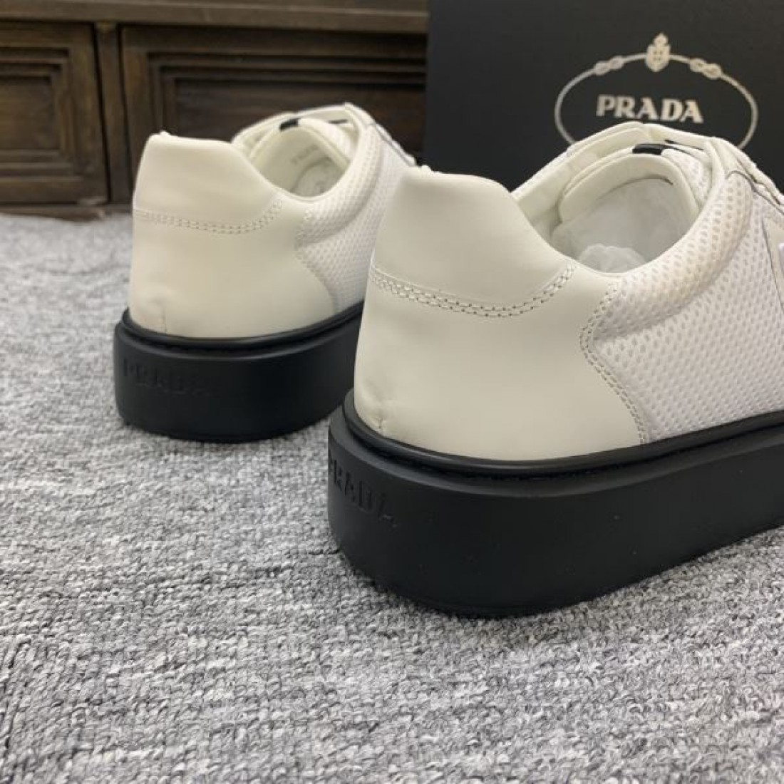  話題の一足 PRADA プラダ コピー シューズ 機能美あふれるスタイル