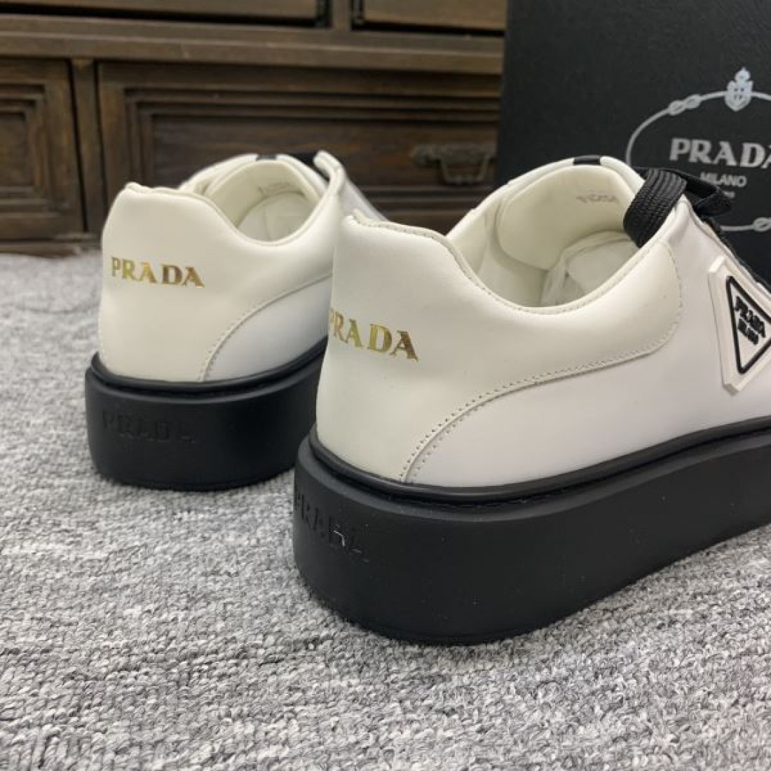 上質な雰囲気が漂う プラダ コピー シューズ PRADAで魅せる都会の抜け感