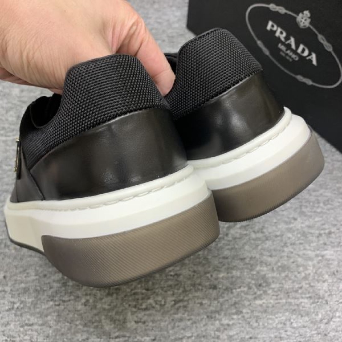 PRADA プラダ コピー シューズスタイル自在な軽やかさとエレガンスを両立
