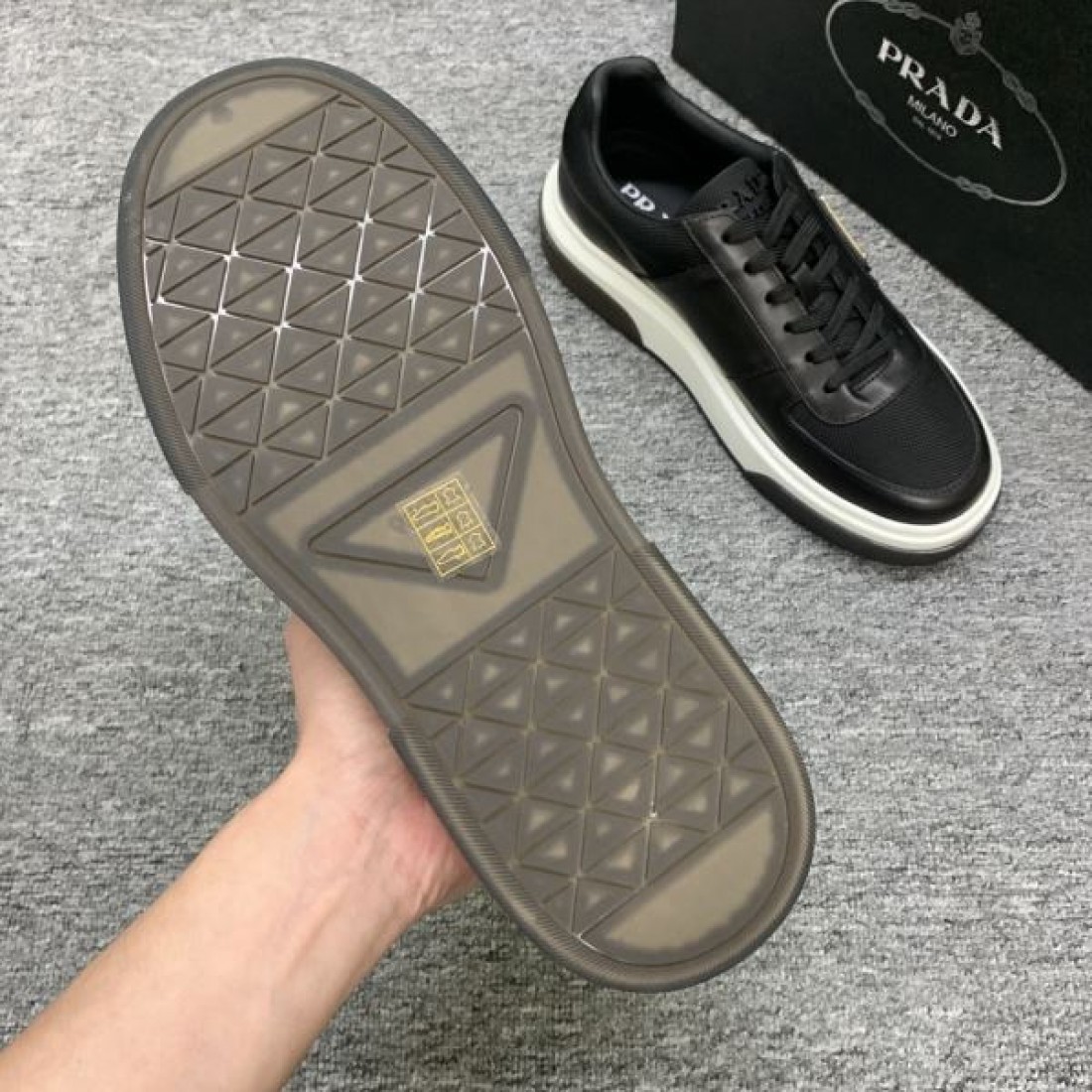 PRADA プラダ コピー シューズスタイル自在な軽やかさとエレガンスを両立