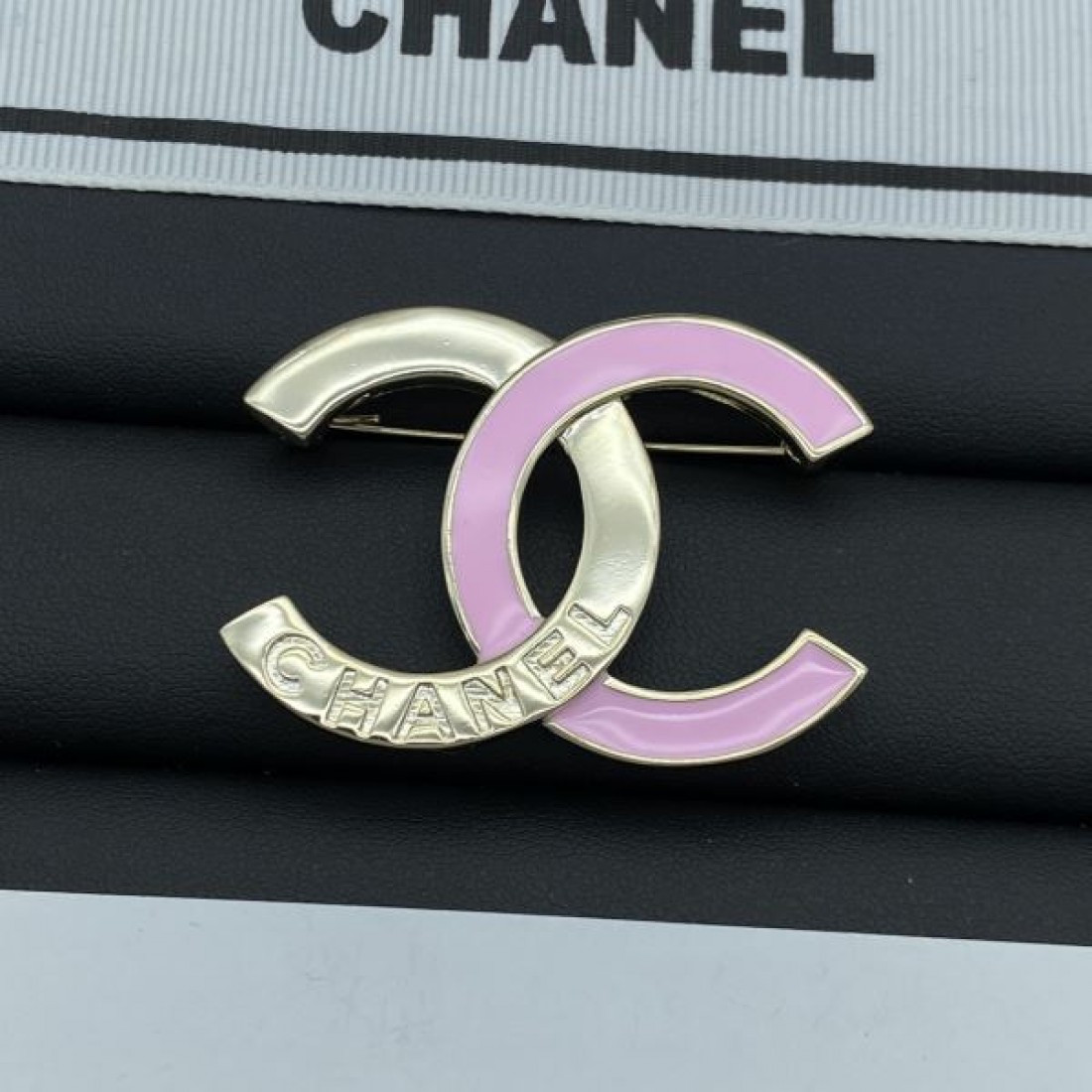 CHANEL コピー ブローチ ロゴ 品の良い優秀さコレクション シャネル