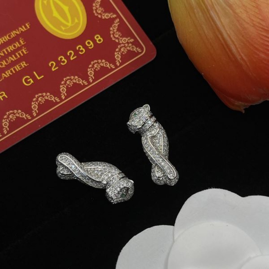 CARTIER コピー イヤリング ロゴ 芸能人愛用ブランド カルティエ