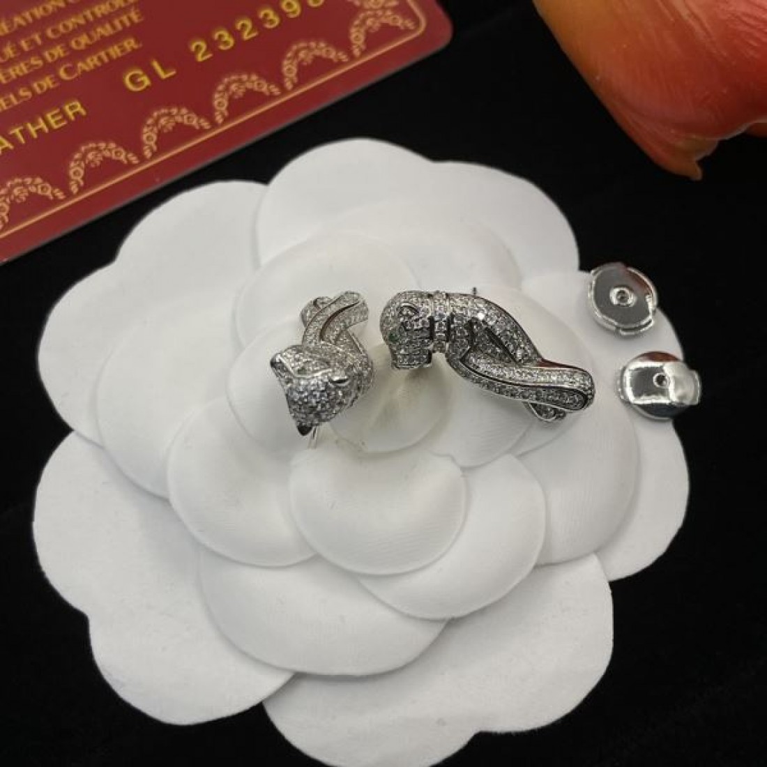 CARTIER コピー イヤリング ロゴ 芸能人愛用ブランド カルティエ