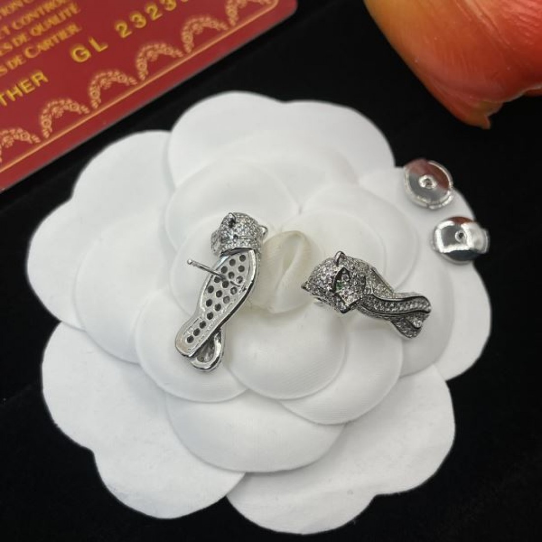 CARTIER コピー イヤリング ロゴ 芸能人愛用ブランド カルティエ